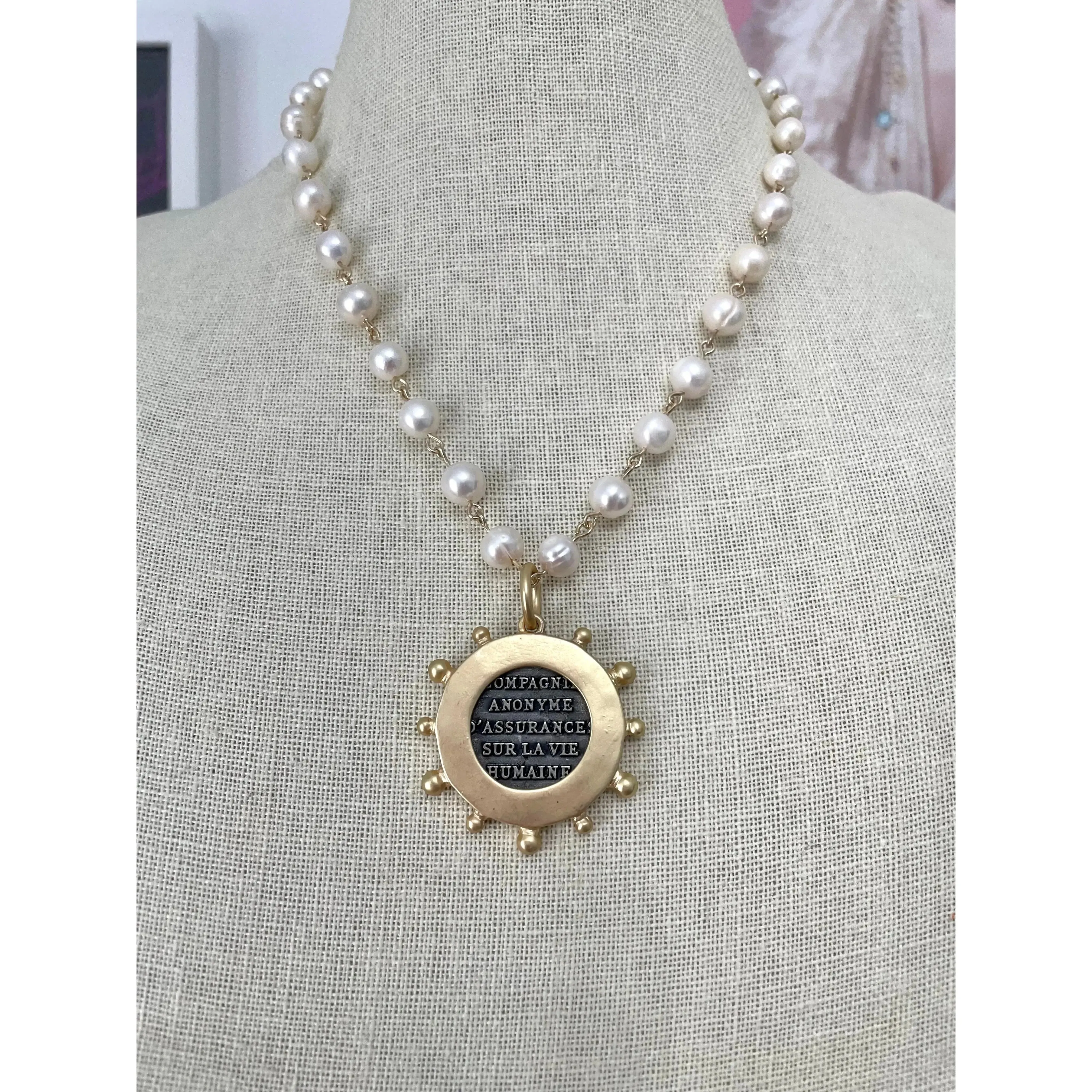 Le Monde Short Pearl Necklace
