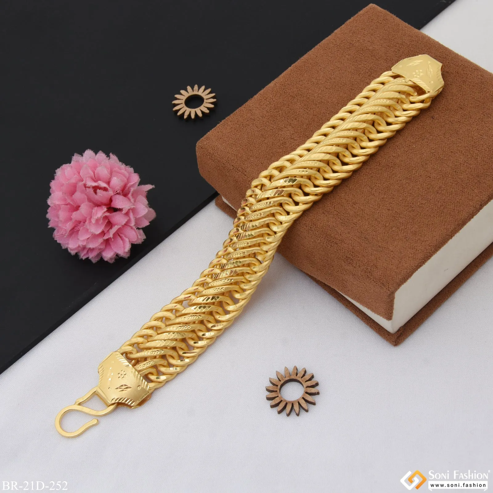 Link Unique Design Premium-Grade Quality Gold Plated Bracelet for Men - Style D252